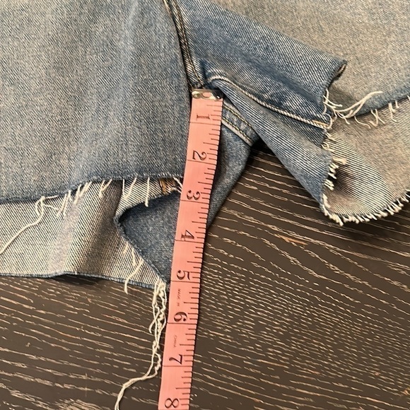 BANANA Republic Mid Rise, Light Wash Denim Shorts with Frayed Hem, Size 20. - Picture 6 of 10